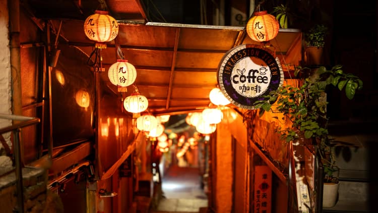 Cozy Asian Lantern Alley