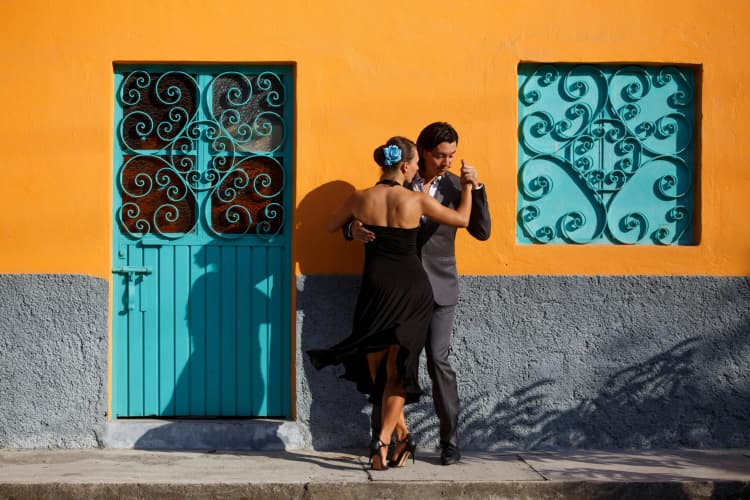 Tango in Vibrant Setting