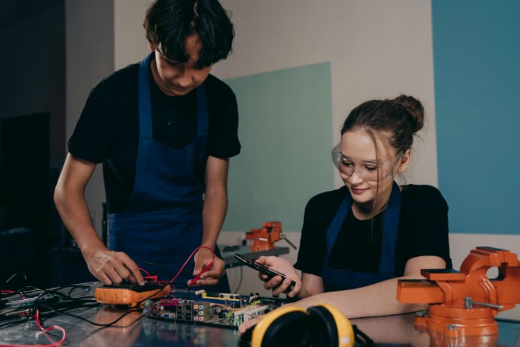 Electronics Lab Teamwork